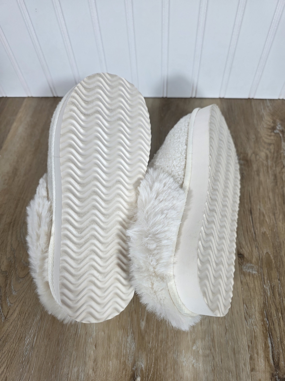 🆕️American Eagle / Snoopy  Slippers - Picture 9 of 9